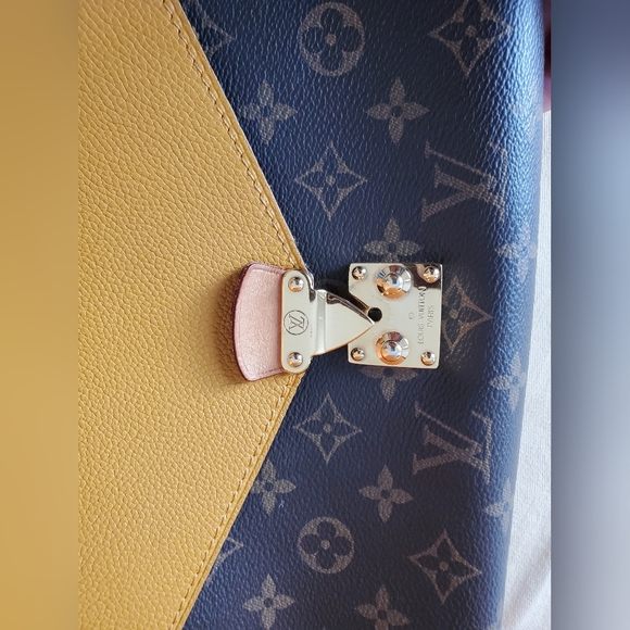 Louis Vuitton Pallas Chain Shoulder Bag - Picture 8 of 16